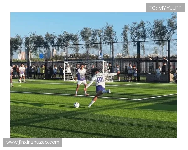 足球赛事的商业化与全球化趋势