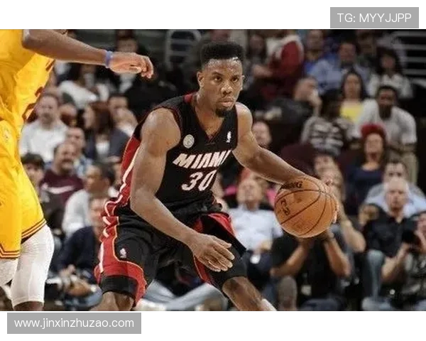 科尔盛赞文班独特风格将后卫技术与身材优势完美结合具备明星气质与球队形象